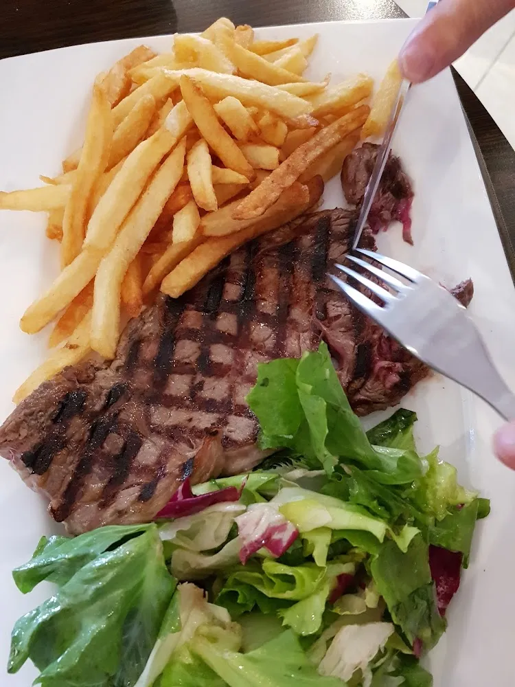Entrecôte Frites Maison Et Salade